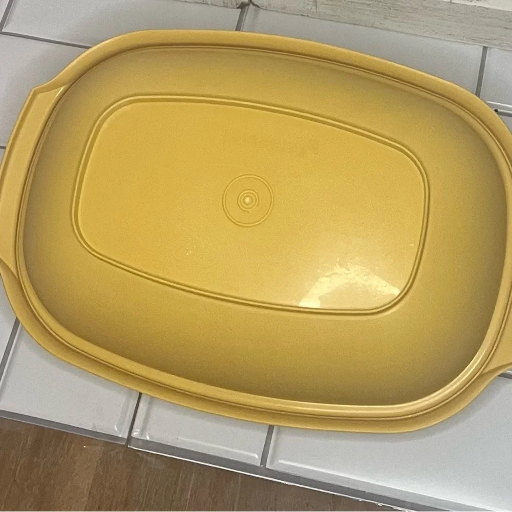 Tupperware vintage Yellow microwave veggie steamer